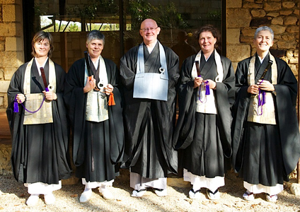 zľava: Chantal Laurent, mníška Jisei, Agnés Gouaud, mníška Eihei, Majster Sando Kaisen, Ariane Lecourt, mníška Jiyuni, Françoise Badet, mníška Shinkyo